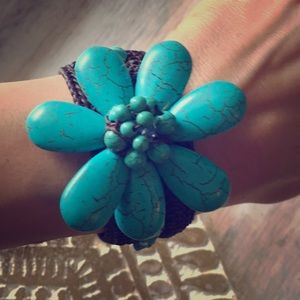 Beaded flower bracelet with turquoise stones